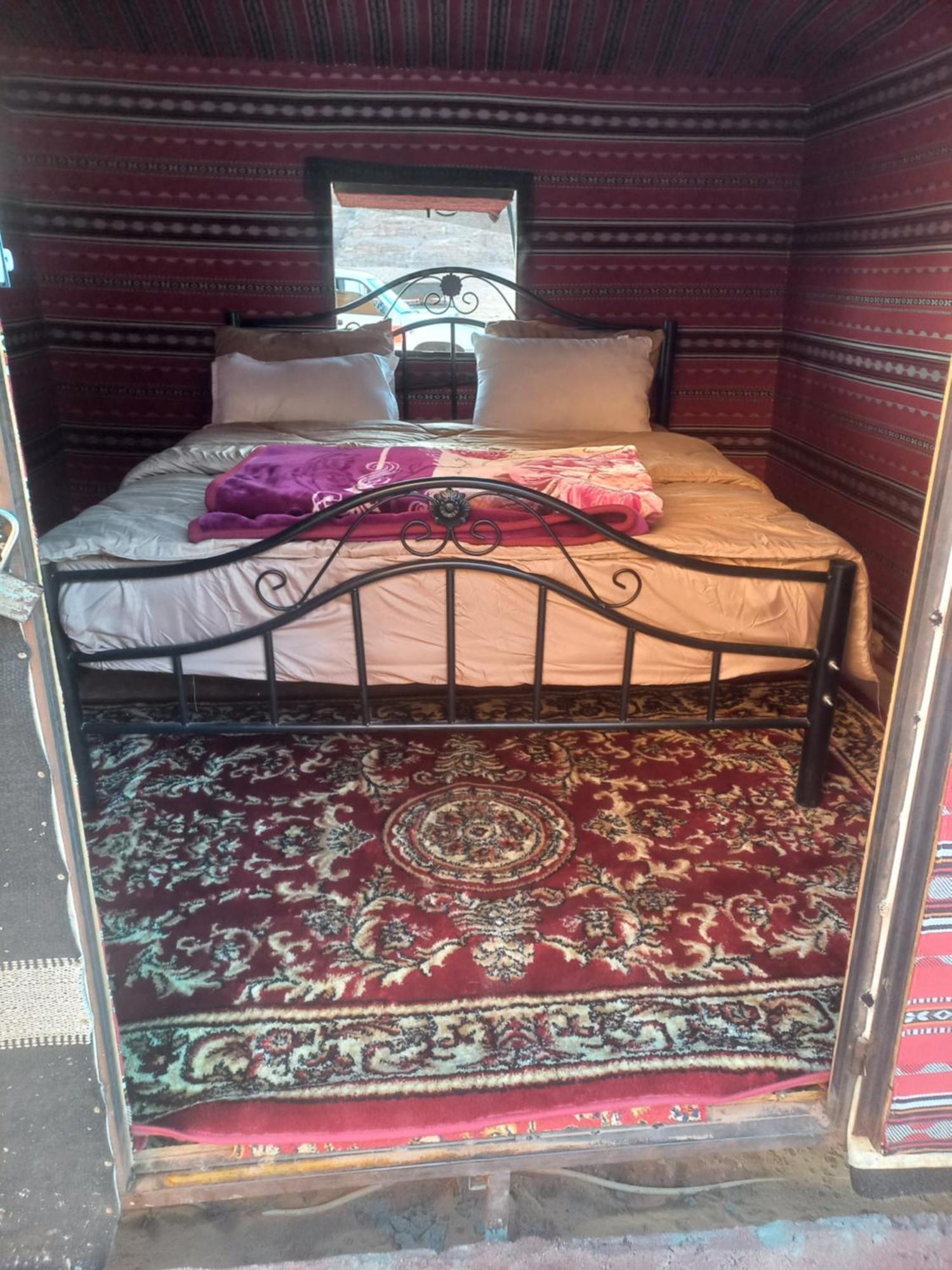 Joy To Wadi Rum Rom bilde